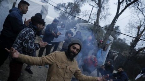 Не от COVID, а страх от атаки с ножове мъчи бежанците на Лесбос