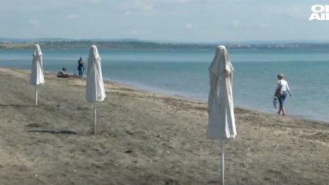 Сянката на плажа в Бургас ще е безплатна, чадърите - на 6 м разстояние