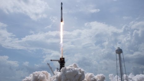 Капсулата на SpaceX с двамата астронавти на борда се скачи с МКС