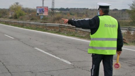 Мъж шофира с книжка на починал, опита да подкупи полицаи 
