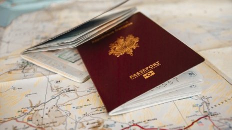 Идва време за екскурзии: Покрива ли застраховката ни лечение от COVID-19?