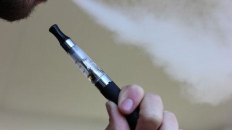 Зависимостта от е-цигари по-малка, по-лесно се отказват