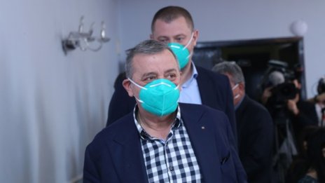 При ръст на болни от коронавирус ще връщат маските в магазините и транспорта