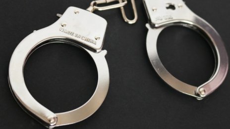 Мъж се опита да обере магазин и забрави в него... сина си
