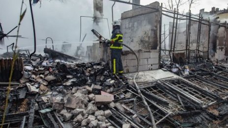 Пожар пламна в склад за дрехи втора употреба във Велико Търново
