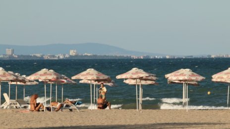 Заведение таксувало плажуващи на плаж, обявен за безплатен 