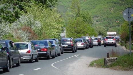 За 55 евро – двама мъже пребиха свой спътник в кола