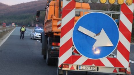Автомобил се запали в тунел "Витиня", блокира движението