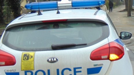 Криминално проявен нападна жена, взе й златните бижута