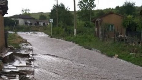 Пожарната отводнява къщи в Добрич след поройния дъжд