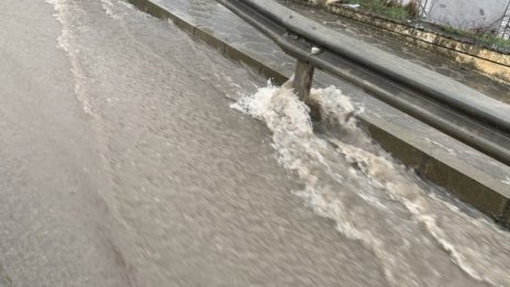 За пореден път &ndash; порой наводни улиците на Варна