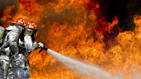 Пожар остави възрастно семейство от Враца на улицата 