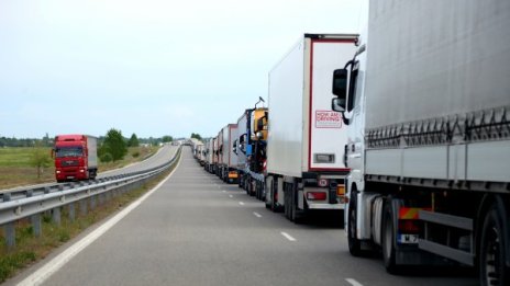 Близо 6 км опашки от автомобили на Дунав мост 2