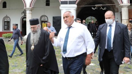 Глобиха Бойко Борисов за това, че не носи маска вътре в Рилския манастир 