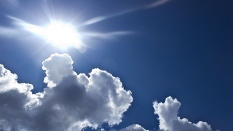Времето днес: Слънце, дъжд, градушки, уикендът – топъл 