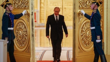 В Русия гласуват – ще остане ли Путин на власт до 83-годишна възраст?