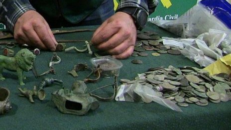 Разбиха престъпна група за контрабанда на артефакти за милиони
