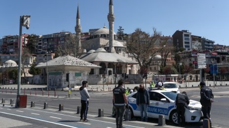 Човек загина при взрив в сграда в Истанбул