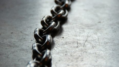 Окованото 14-годишно момиче бягало от дома си