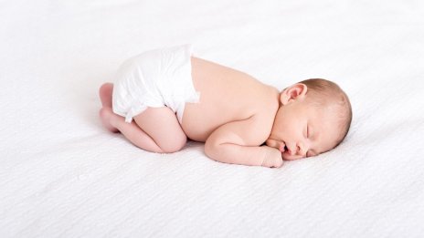 Експерти: Трябва да питаме бебетата за разрешение, преди да сменим памперсите им...