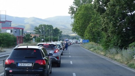 Туроператор: Връчването на фишове бави туристите на границата