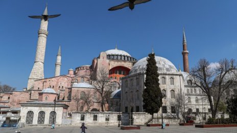 Превръщането на "Света София" в джамия – удар срещу кмета на Истанбул?