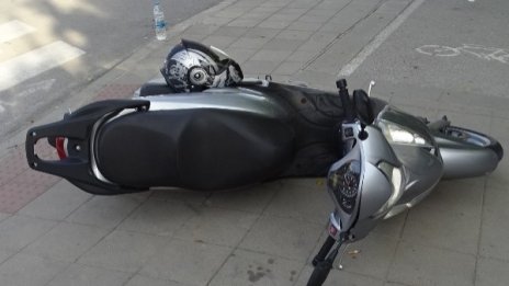 Моторист загина в Хасково, блъсна се в масивна ограда
