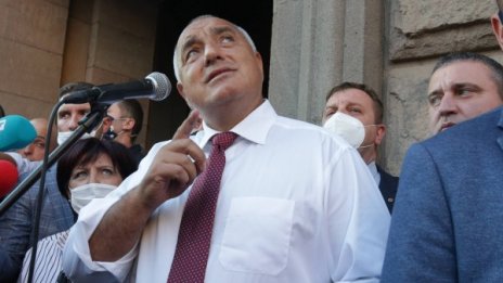 И Бойко Борисов излезе пред протестиращите