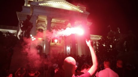 Протестиращите в Белград нахлуха в сградата на парламента