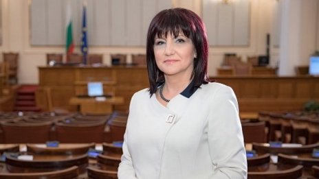 Караянчева: Радев иска служебен кабинет, няма да успее