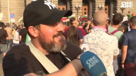 Горда българка с носия и мъж с тъпан: Кои са лицата на протеста?