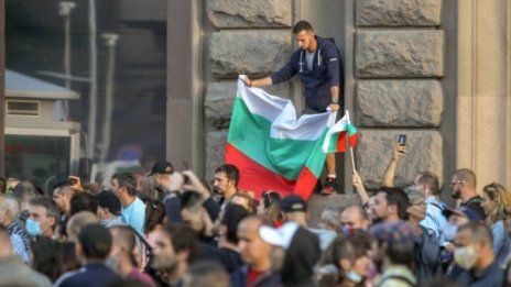 Каракачанов и Горанов: Правителството няма да подава оставка