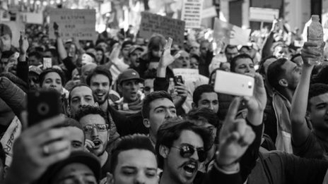 Овните-водачи, Лъвовете-снимат... Какво правят зодиите на протест?