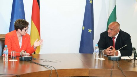 Германия ни благодари за защитни облекла и маски