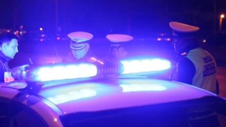 Кола се блъсна в спирка на градския транспорт в София 