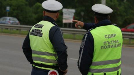 Непълнолетни подкараха кола, опитаха да подкупят полицаи