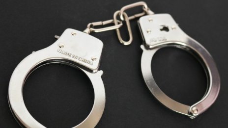 Момче се опита да глътне найлоново пликче с дрога пред полицаи