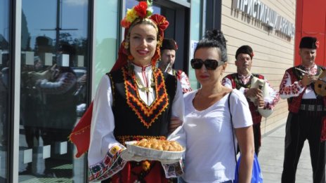 Първите украински туристи кацнаха в Бургас, посрещнаха ги с питка