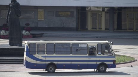 Въоръжен взе заложници в минибус в Украйна 