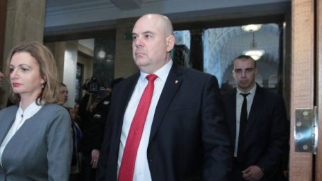 КС решава може ли редови прокурор да разследва главния 