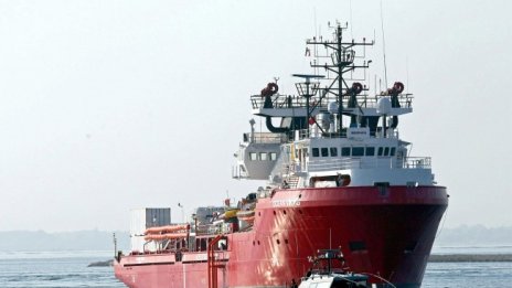 Два кораба с общо 140 мигранти в риск да потънат