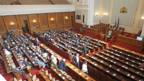 Лято, жега на жълтите павета и на морето, депутатите ще ваканцуват 32 дни