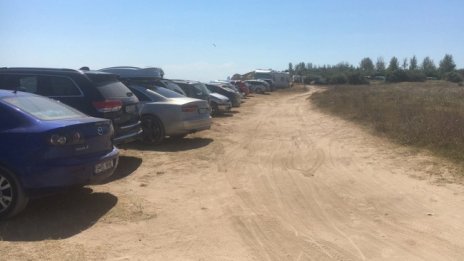 Масово коли паркират върху дюни на плаж "Крапец-север"