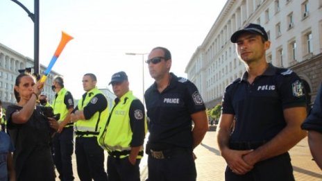 Стотинки срещу полицаите хвърляха протестиращи майки