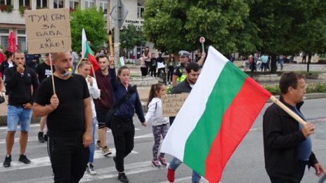 Протестиращи блокираха Е-79 за час при Кресна