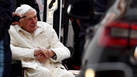 Оттеглилият се папа Бенедикт ХVI е сериозно болен 