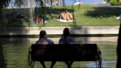 Румъния въвежда маски на открито за оживени места
