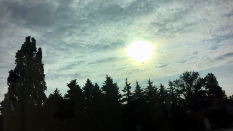 Времето днес: В Западна България ще превали, по морето - слънце