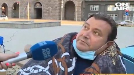 Мъжът, обявил гладна стачка, е откаран в болница