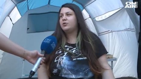 Лицата на протестите: Момичето, което шие българското знаме